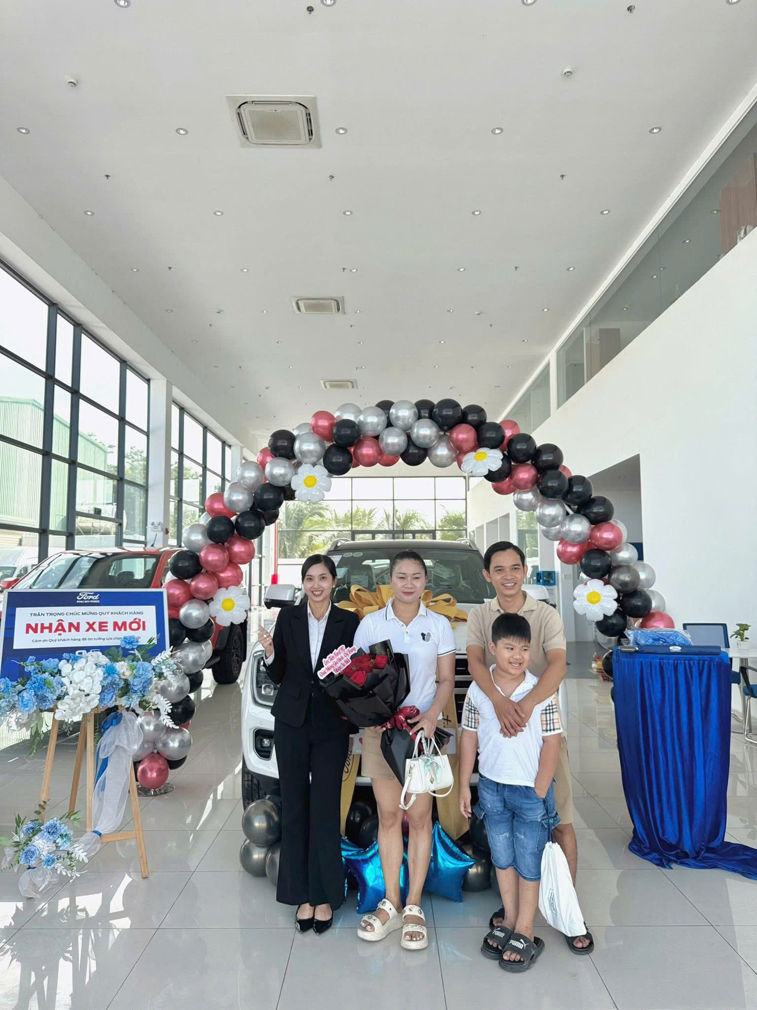 Khách hàng nhận xe 